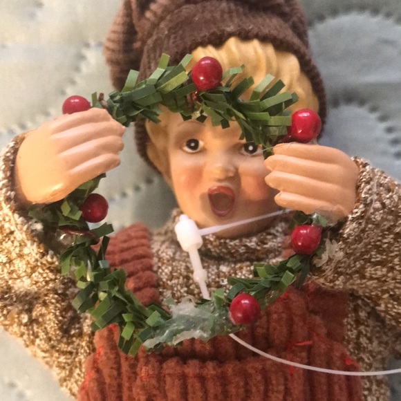 New Vintage Santa’s Workbench Jo Ann Fabrics Christmas Carolers Wreath Singing - Picture 7 of 16